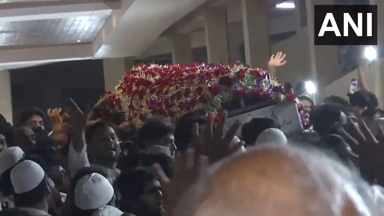 ncp leader baba siddique mumbai marine lines cemetery state honors burial