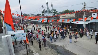 Bahraich: Stones pelted from rooftop during idol immersion, youth dragged into house and shot, communal tensio