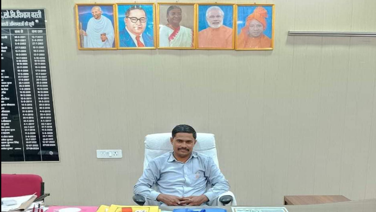 Mechanic sat on XEN chair in Basti and got his photo taken, viral