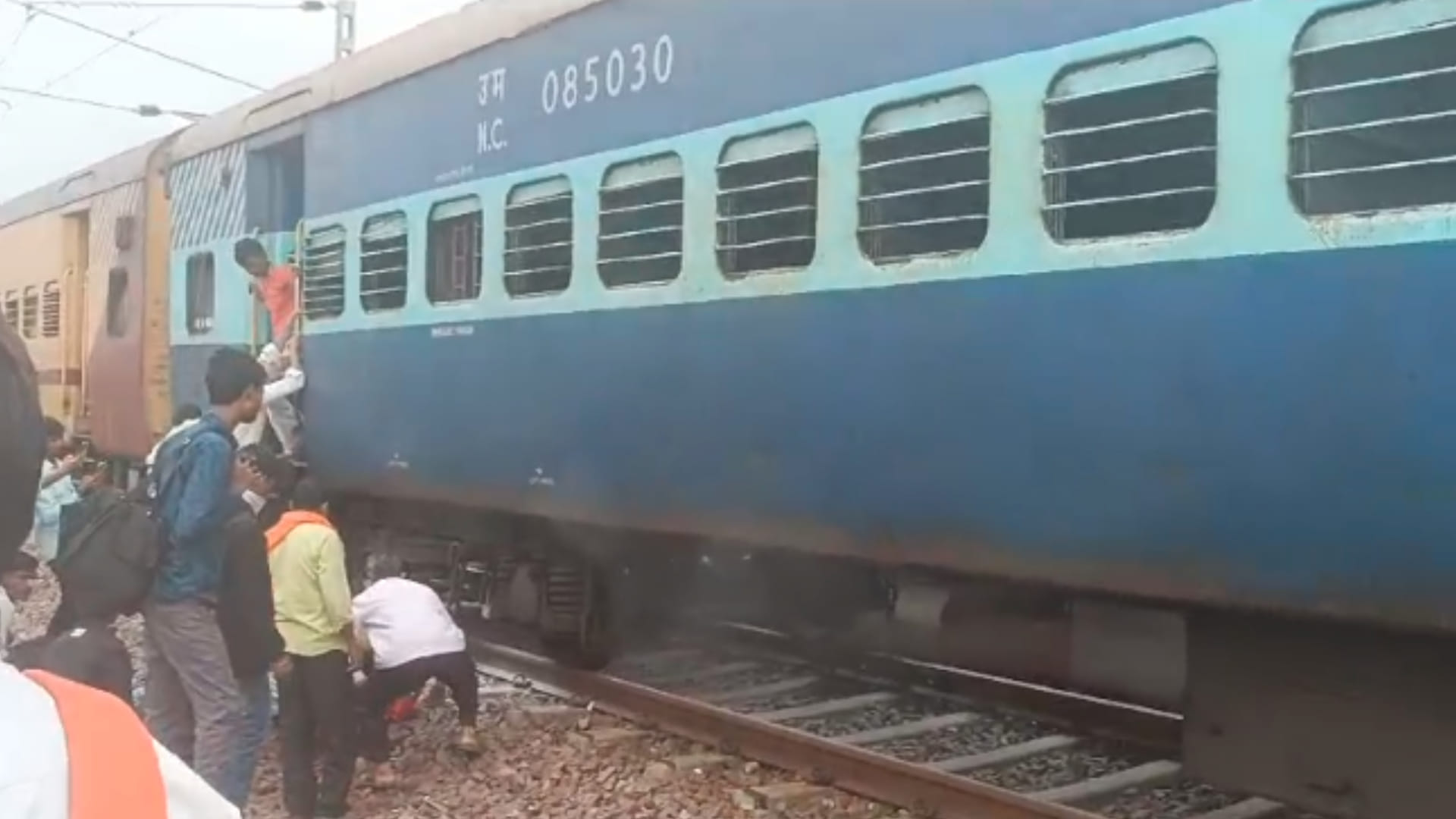 Chhatarpur: Fire broke out in the coach of the train going from Kurukshetra to Khajuraho.