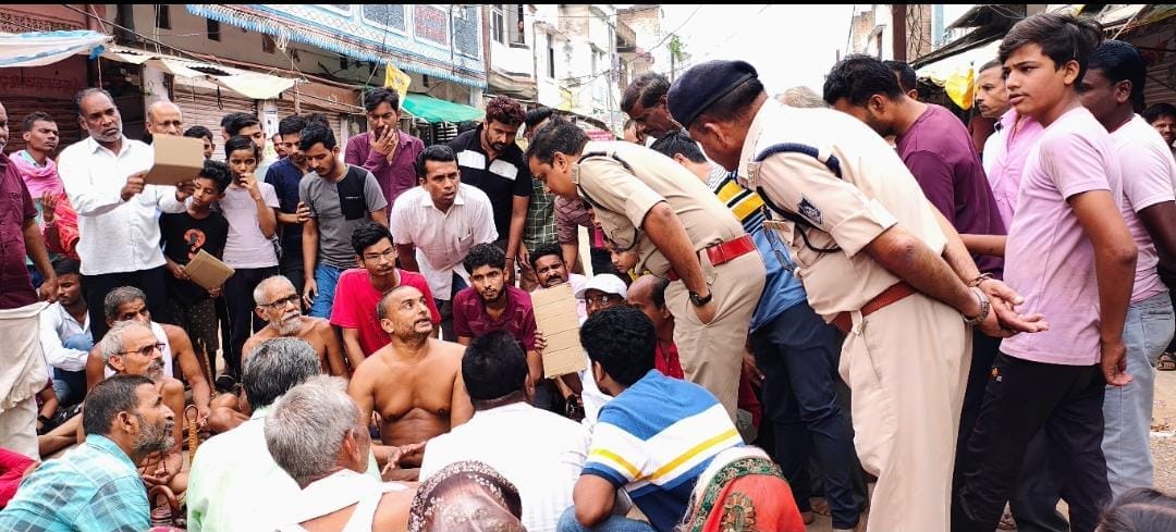 Chhatarpur: Indecency happened with Jain monk Vishant Sagar, Maharajshree sat on dharna