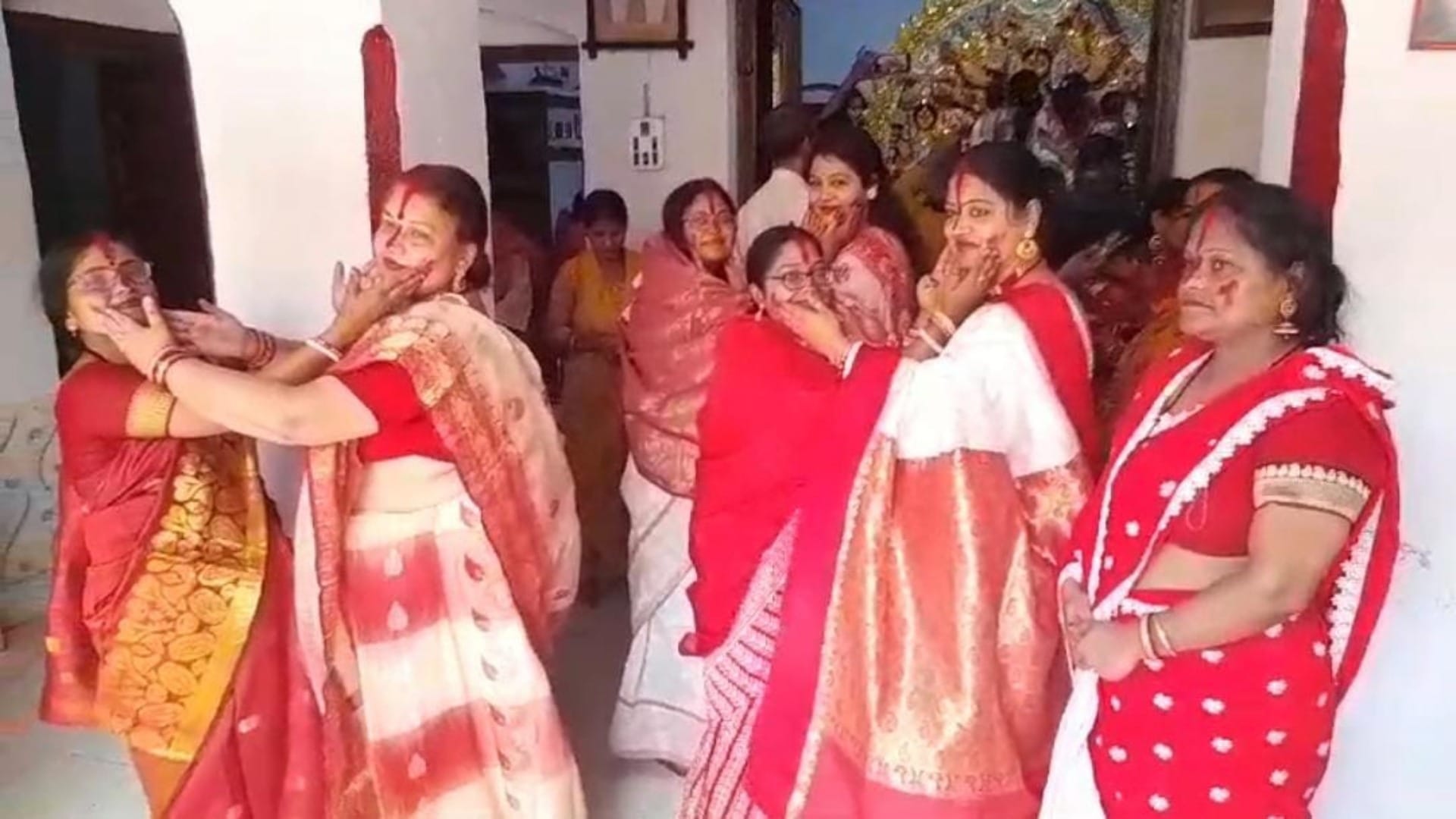 Durga Puja: Bengali community women bid farewell to Goddess by donating vermilion, filling khoicha in Chhapra