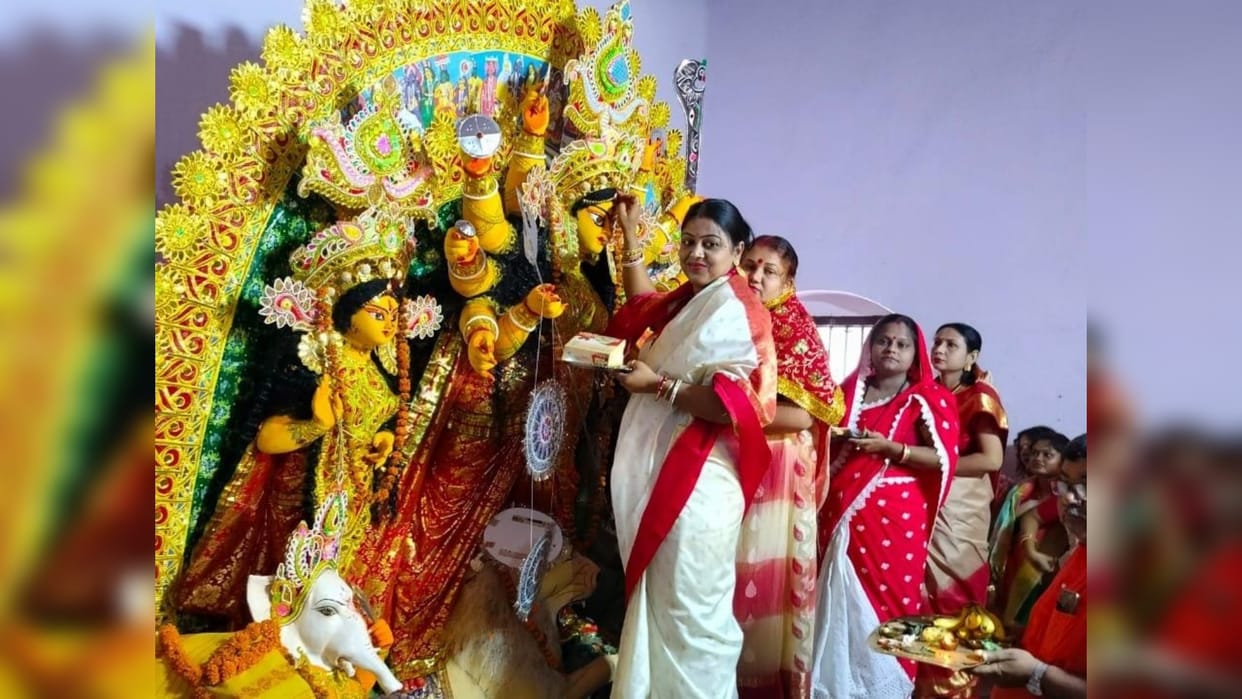 Durga Puja: Bengali community women bid farewell to Goddess by donating vermilion, filling khoicha in Chhapra