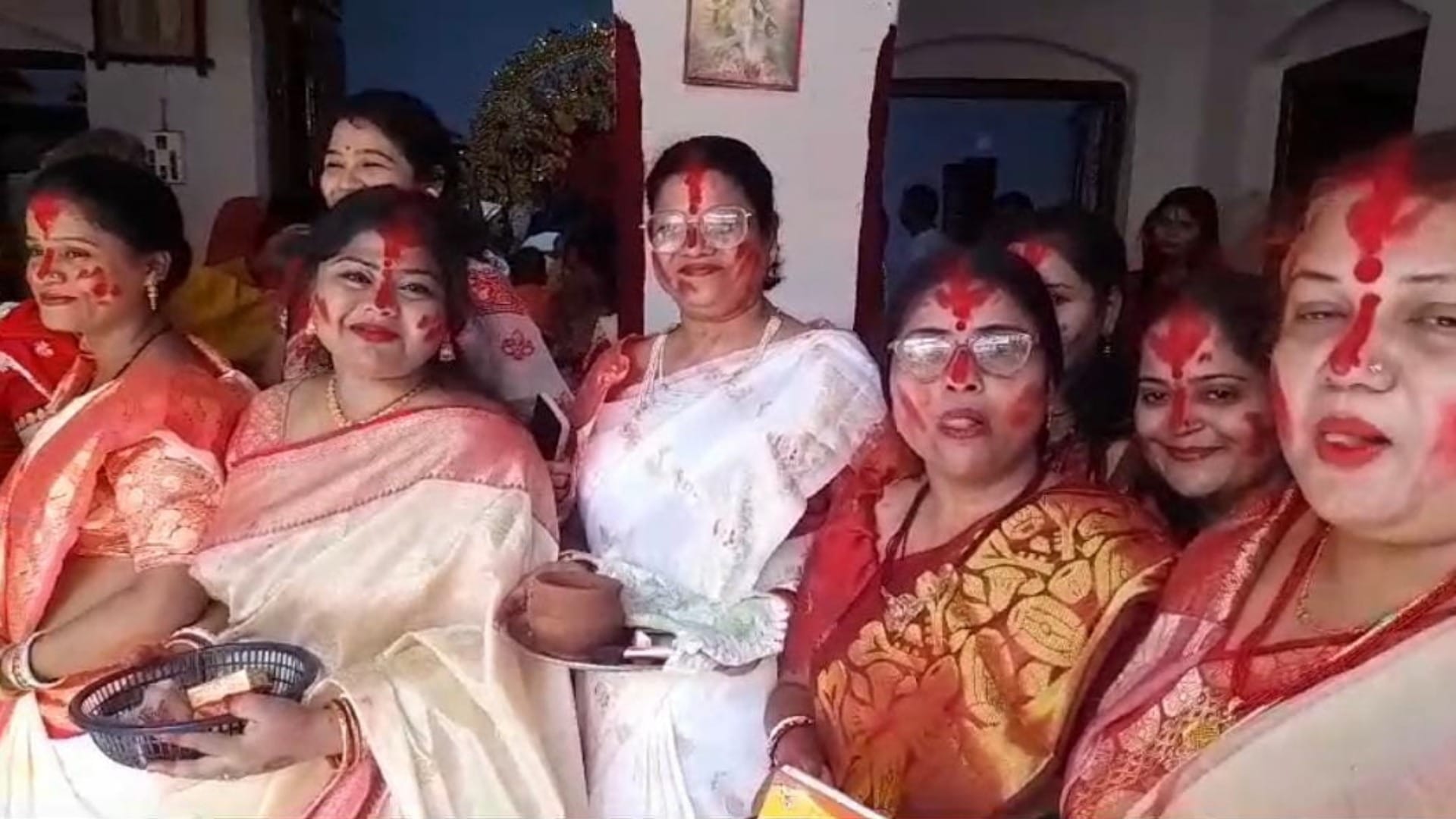 Durga Puja: Bengali community women bid farewell to Goddess by donating vermilion, filling khoicha in Chhapra