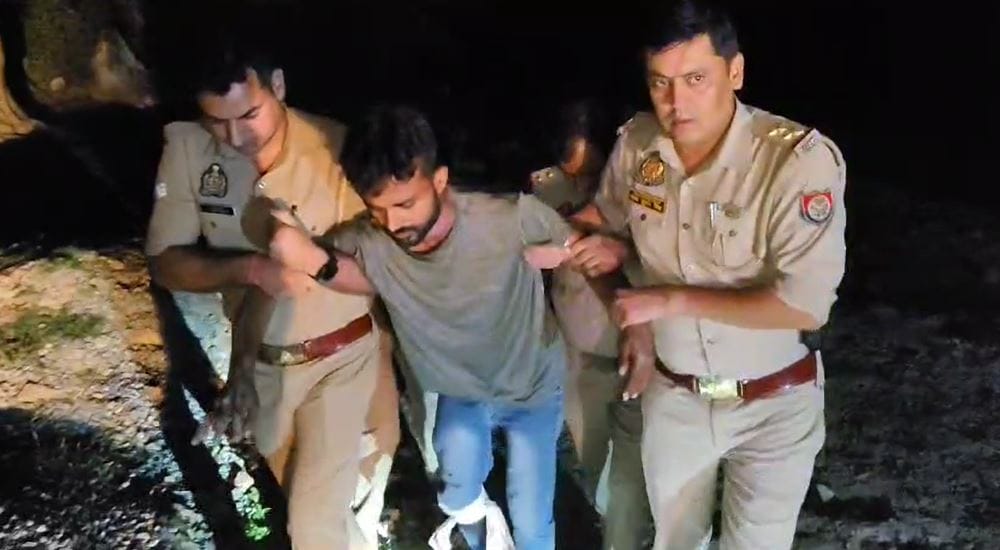 Firozabad Police's encounter with a history-sheeter shot in the leg 30 cases registered