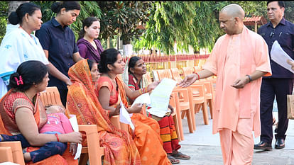 CM Yogi listened to complaints of 300 people in Gorakhpur Janata Darshan, gave instructions to officials