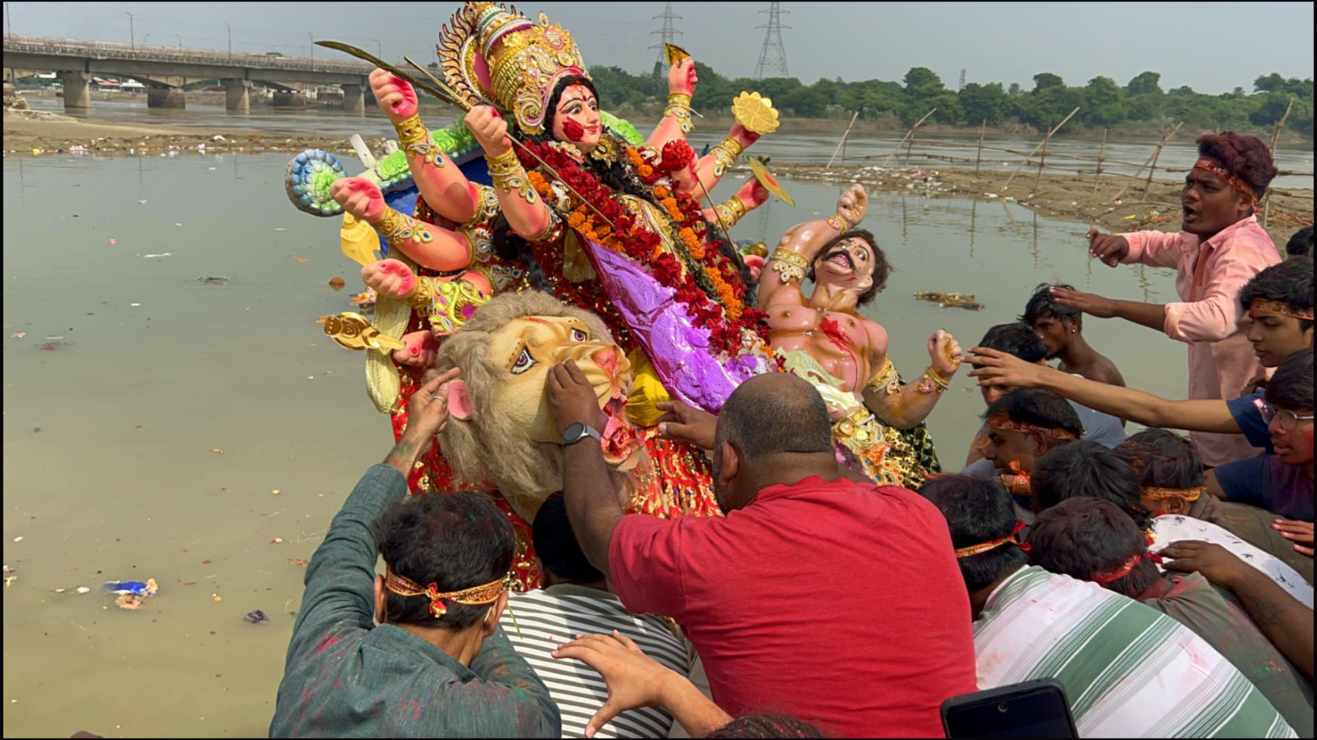Idols of Mother Goddess kept being immersed in Gorakhpur till late night and from next morning itself.