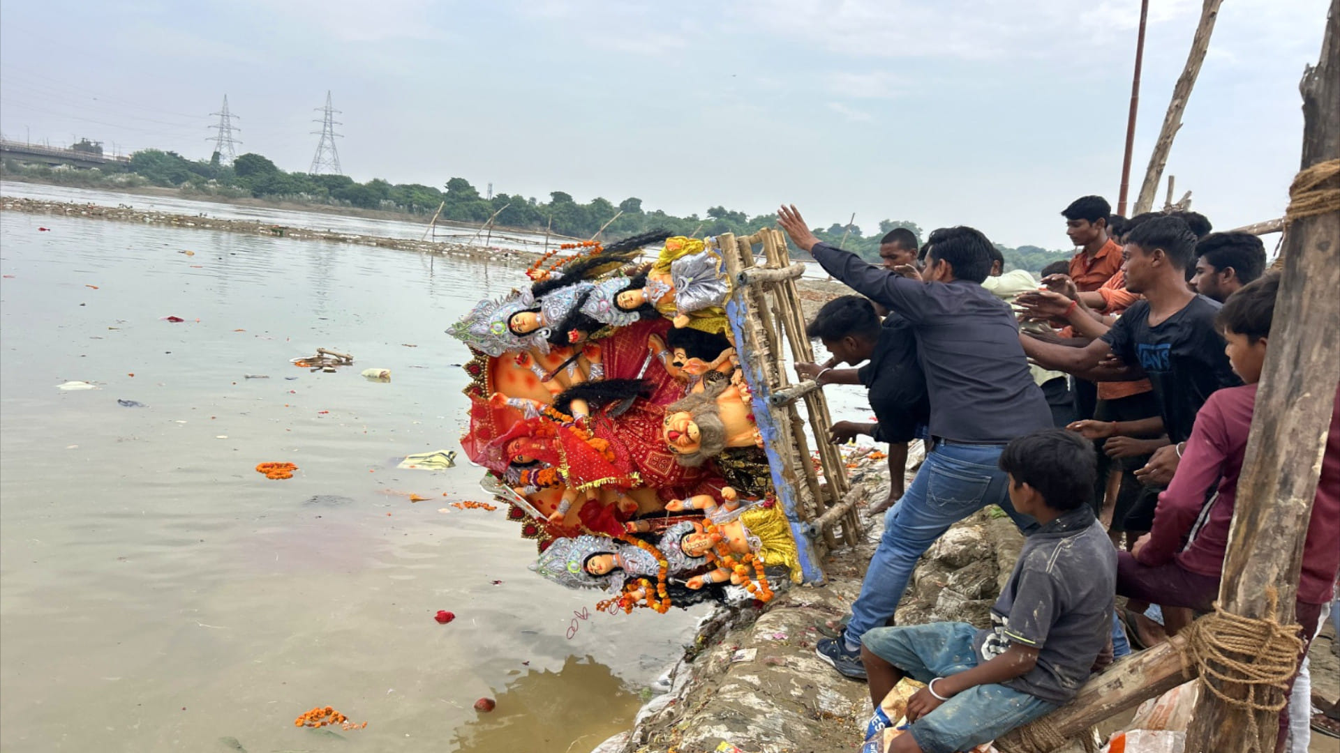 Idols of Mother Goddess kept being immersed in Gorakhpur till late night and from next morning itself.