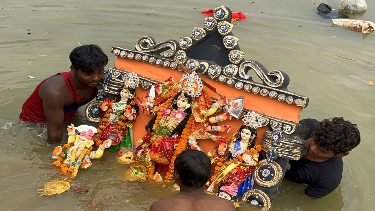 Idols of Mother Goddess kept being immersed in Gorakhpur till late night and from next morning itself.