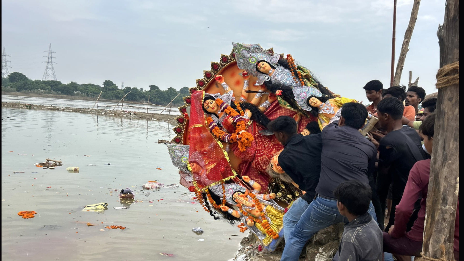 Idols of Mother Goddess kept being immersed in Gorakhpur till late night and from next morning itself.