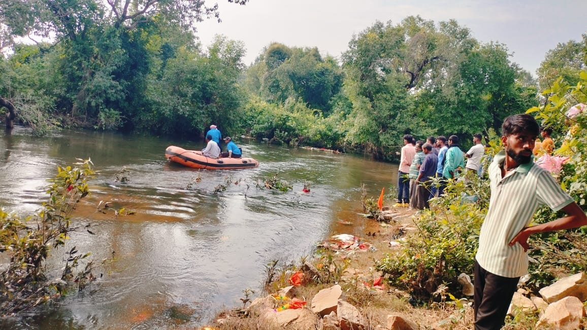 Gonda: Two devotees drowned during Durga idol immersion, divers started search, police present on the spot