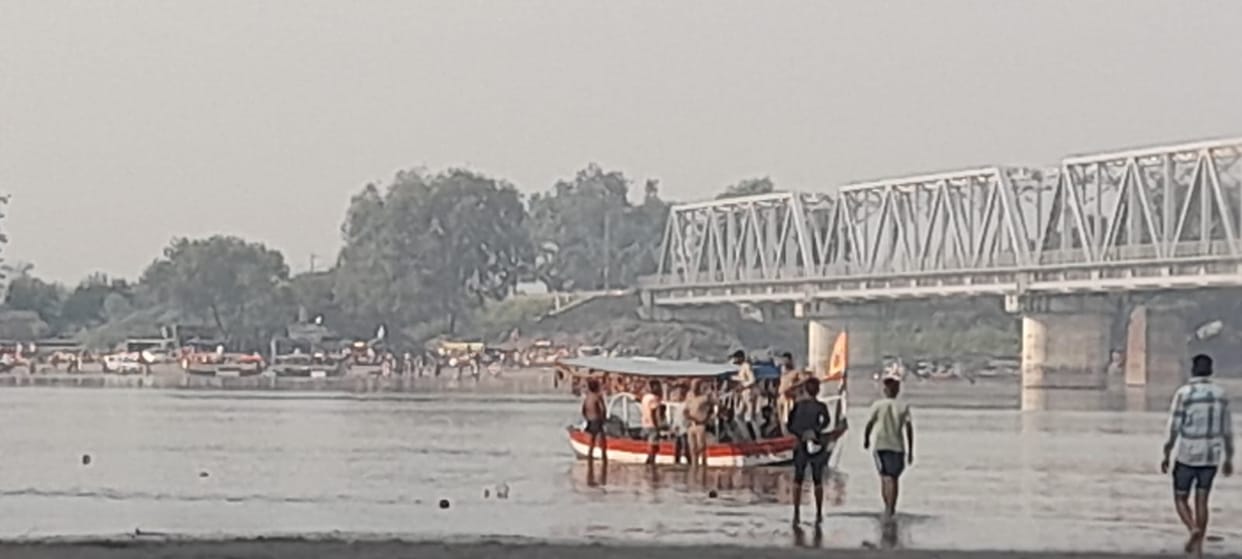 Young man drowned during immersion of Durga idol at Ganga death created uproar among family members