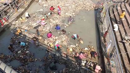 Haridwar News No water in Ganga at har ki pauri workers are searching for Money in stones