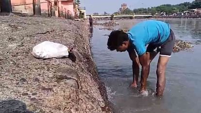 Haridwar News No water in Ganga at har ki pauri workers are searching for Money in stones