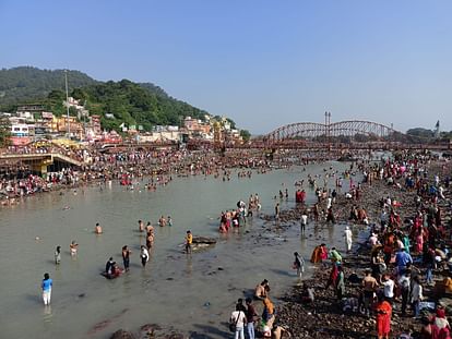 Haridwar News No water in Ganga at har ki pauri workers are searching for Money in stones