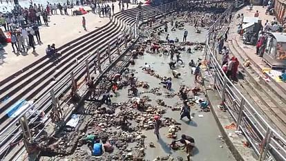 Haridwar News No water in Ganga at har ki pauri workers are searching for Money in stones