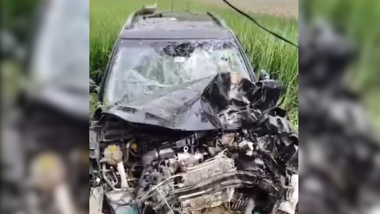 Luxury car collided with tree in Sonbhadra young man died three people injured chaos ensued