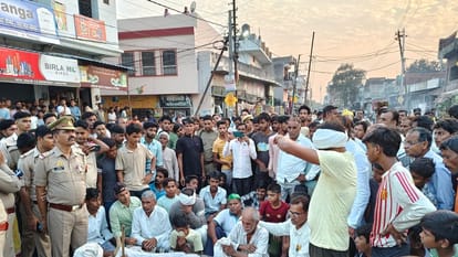 Meerut: Two friends riding a bike were dragged 50 meters by a truck, one died, the other seriously injured