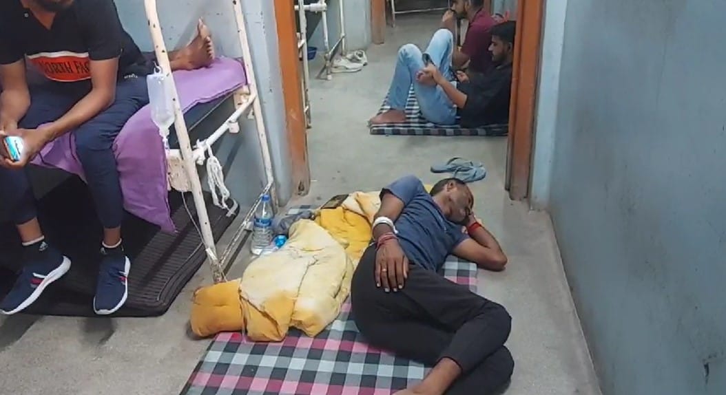 जमीन पर लिटाकर जैसे-तैसे चढ़ा रहे ड्रिप