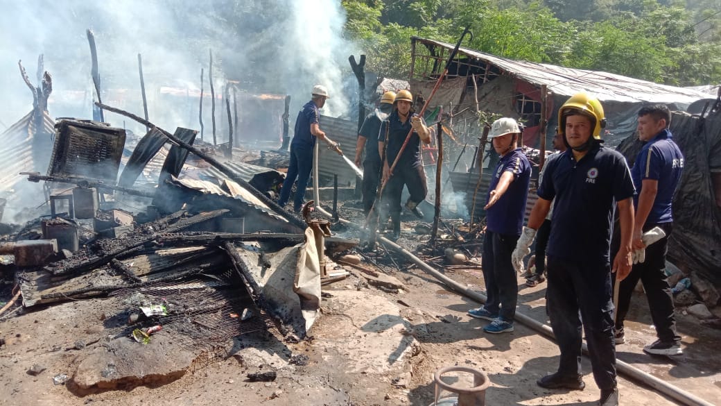 Haridwar News huge fire suddenly broke out in several huts in Chandi Basti causing panic