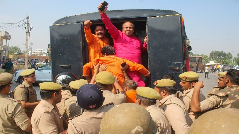 People going to Mahapanchayat for Yeti Narasimhanand chased and beaten by police 90 detained