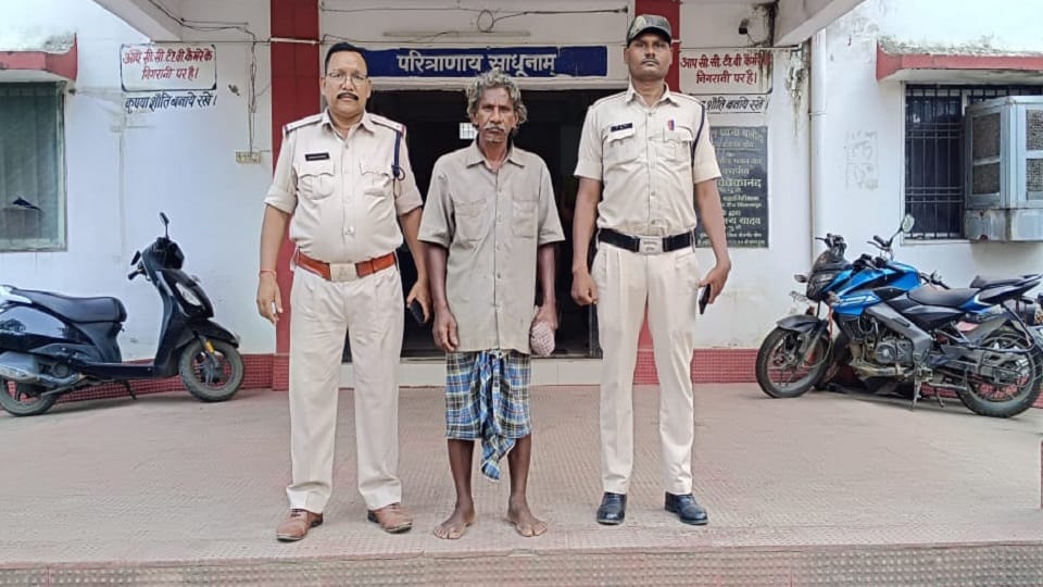 पुलिस की गिरफ्त में आरोपी