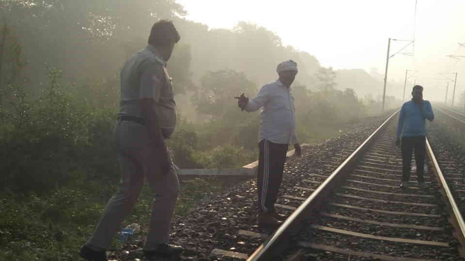 Uttarakhand News Gas cylinder found on railway track near cantonment towards Laksar People Panic