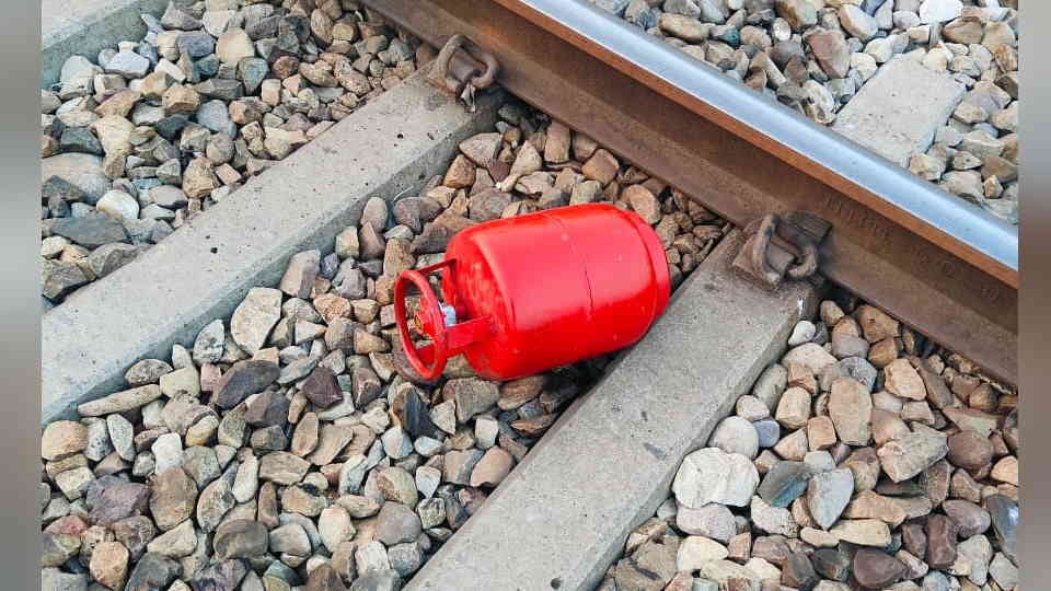 Uttarakhand News Gas cylinder found on railway track near cantonment towards Laksar People Panic