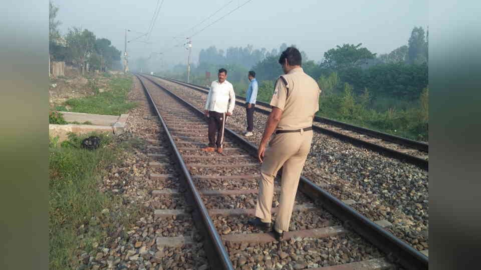 Uttarakhand News Gas cylinder found on railway track near cantonment towards Laksar People Panic