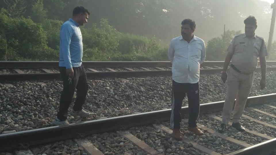 Uttarakhand News Gas cylinder found on railway track near cantonment towards Laksar People Panic
