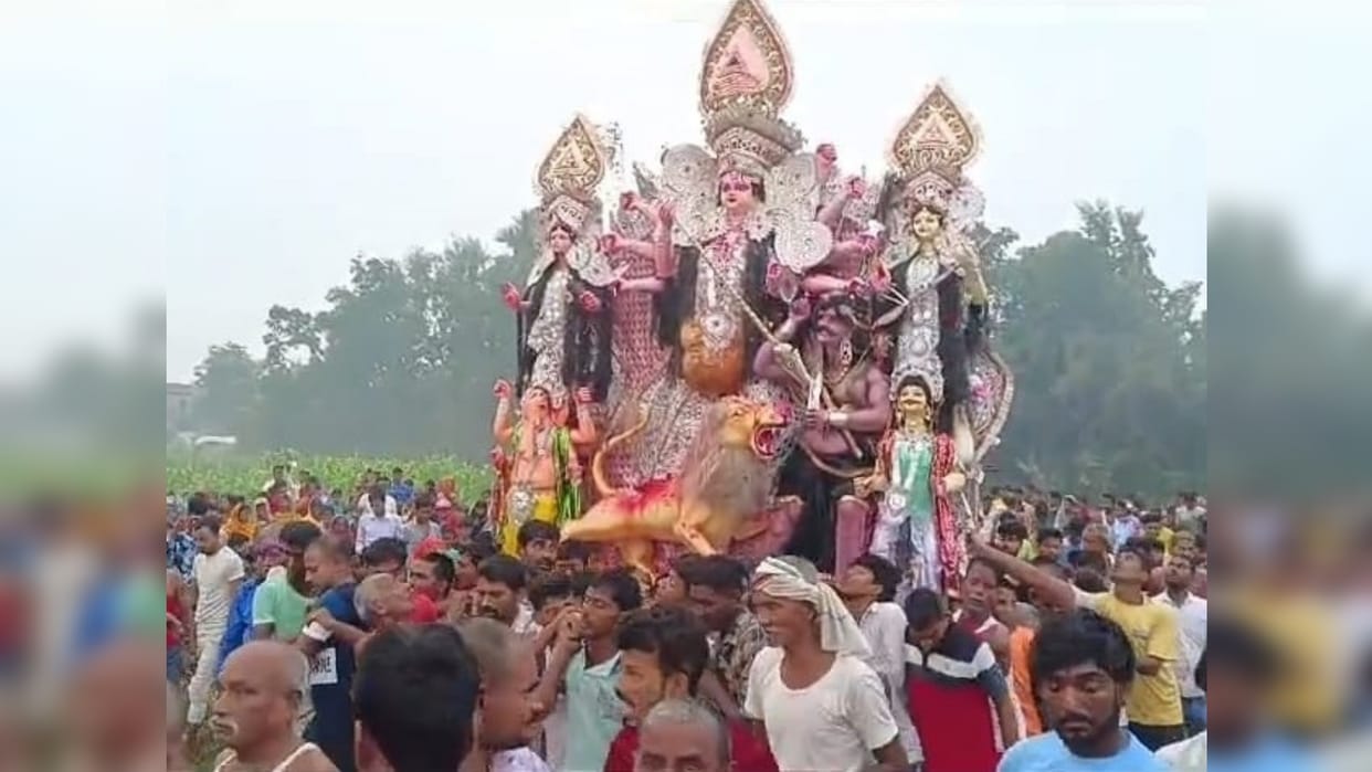 Samastipur: Procession taken out by carrying Durga Maa on shoulders, then immersed after making her dance