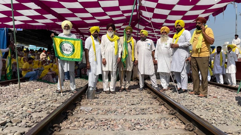 Farmer protest demand for systematic procurement of paddy road jam in punjab today
