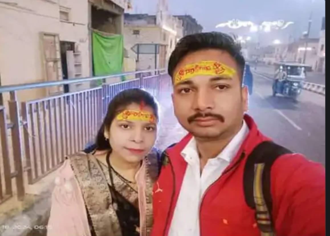 Indore: Mini truck hits husband and wife riding bike in Indore, they were going to immerse Durga idol.