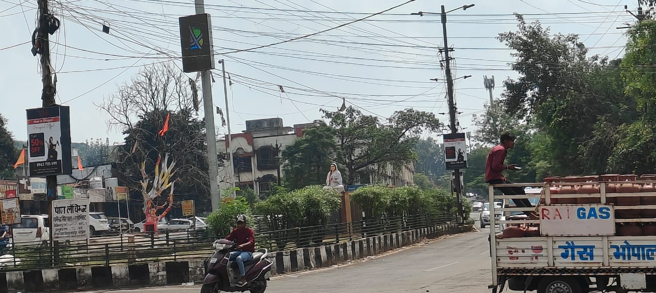 MP News Shahpura Chowk Controversy Over Shaitan Singh Board Instead of Ahilya Bai by Administration