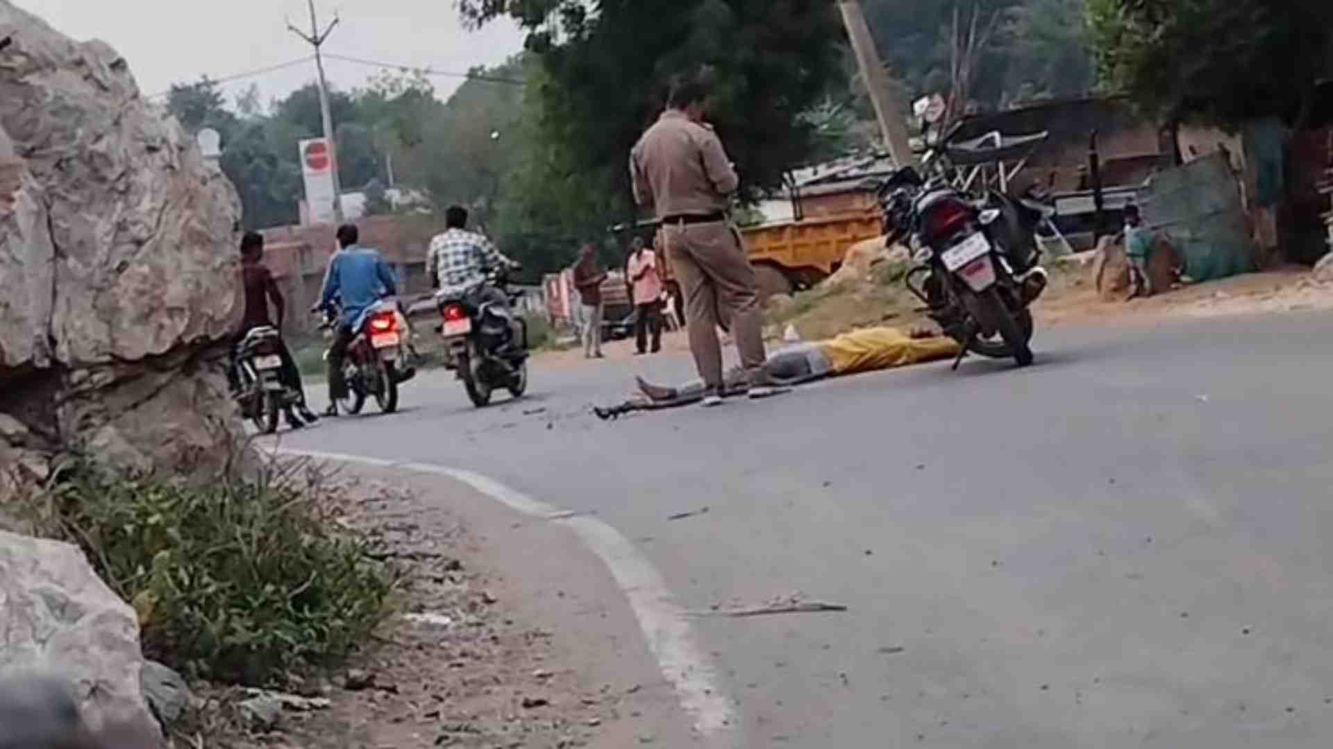 सड़क पर ड्रामा करता शराबी व्यक्ति।