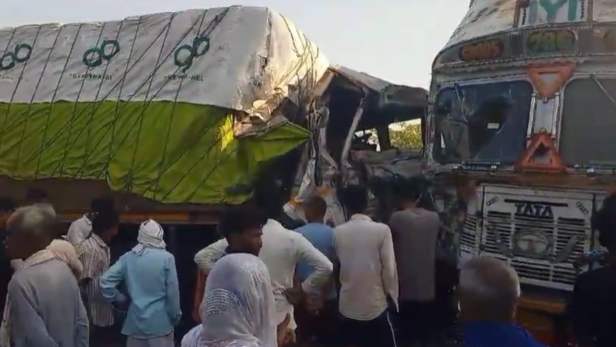 Two trucks colloid in Katra Shravasti.