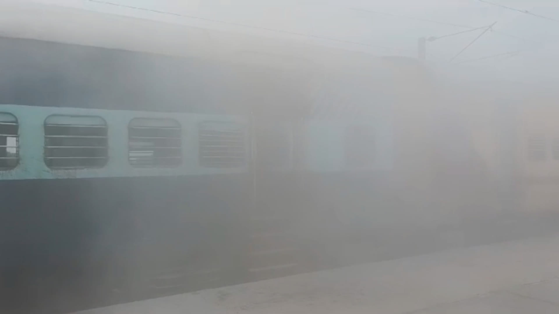 ट्रेन के आसपास धुआं ही धुआं हो गया, जिससे यात्री घबरा गए।