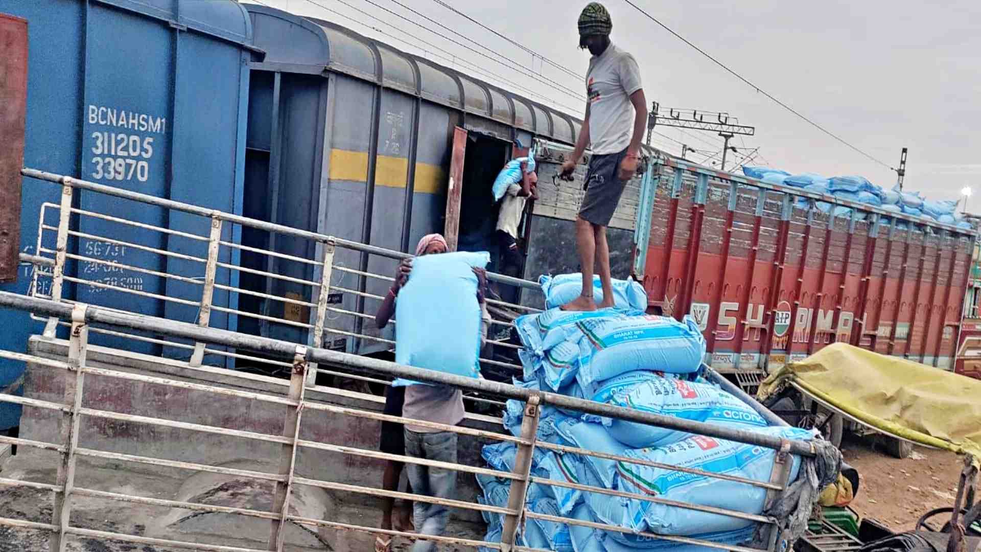 ट्रेन से पहुंची खाद।