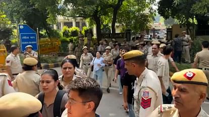 दिल्ली में लद्दाख भवन के बाहर प्रदर्शन कर रहे वांगचुक के समर्थकों को पुलिस ने हिरासत में ले लिया