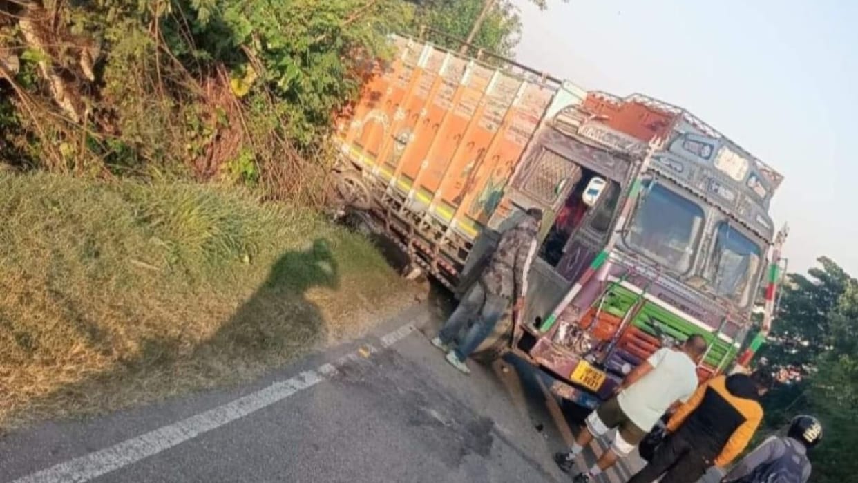 Una Hamirpur NH Two youths died in a truck and motorcycle road accident