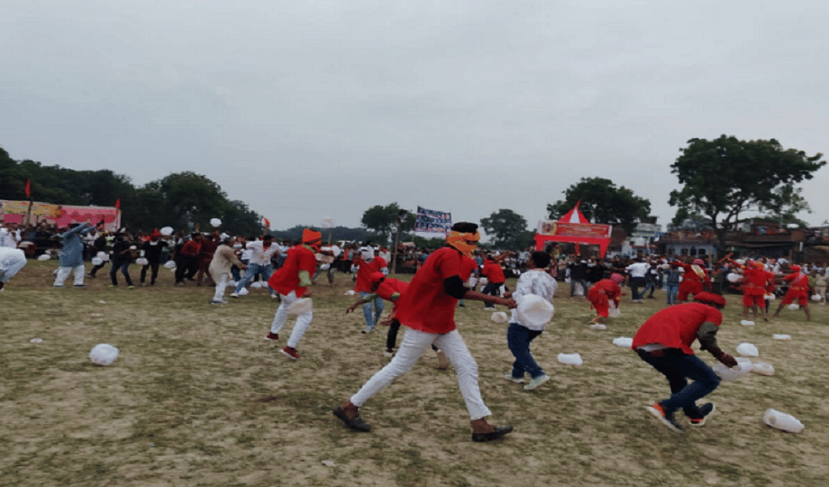 Dussehra Huge crowd gathered in the historic flask battle of Daranagar, people thrilled to see the fierce bat