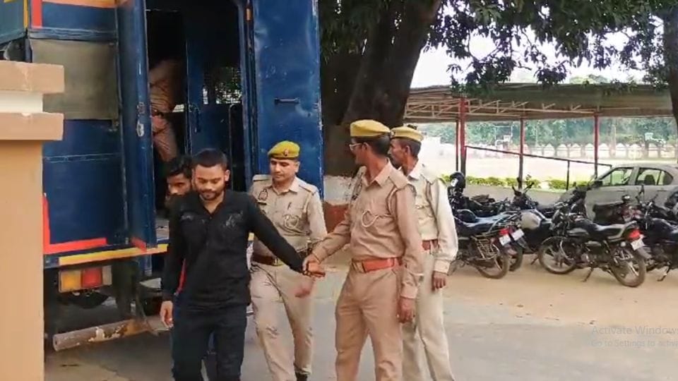 Police arrested ten accused who committed cyber fraud by opening accounts in Shahjahanpur