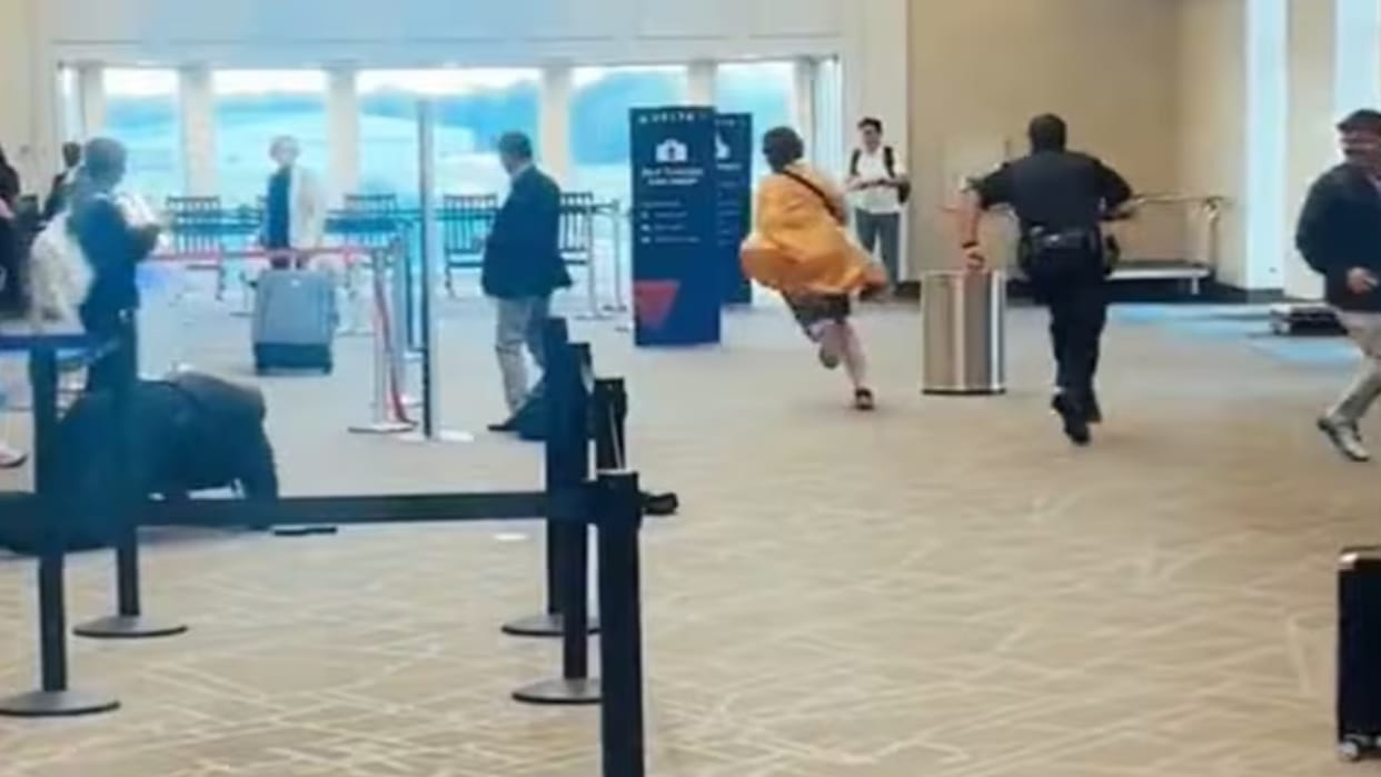 usa woman screaming to cops i will kill you jumps behind check in video delta air line