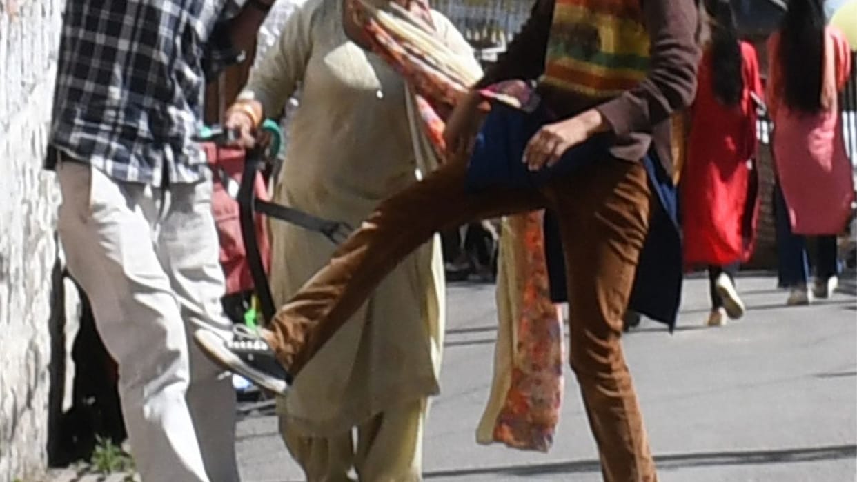Himachal News Girl molested in Shimla young man thrashed by girl