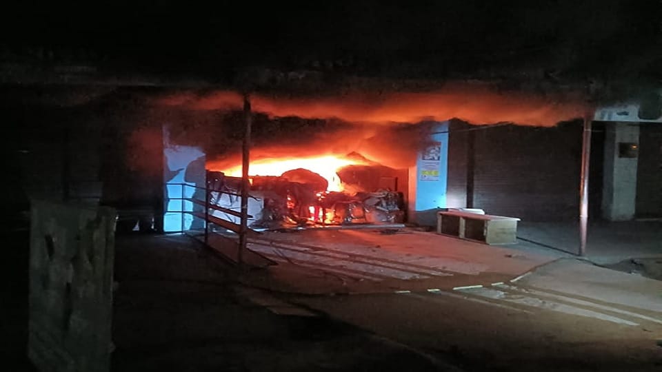 Fire broke out in a gift shop last night goods worth lakhs destroyed in Jagdalpur