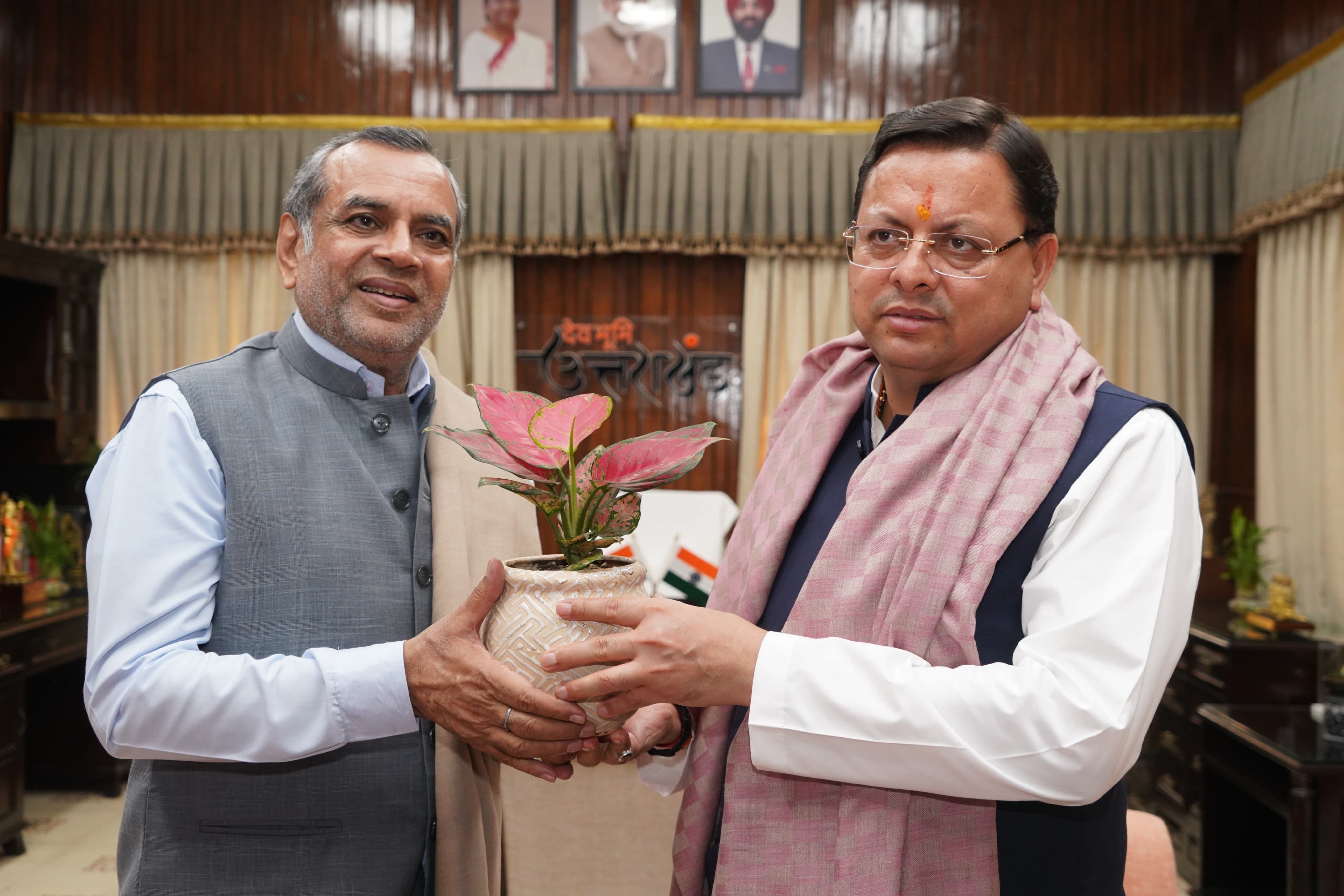 Actor Paresh Rawal Met CM Dhami said- Uttarakhand is a great place for film shooting
