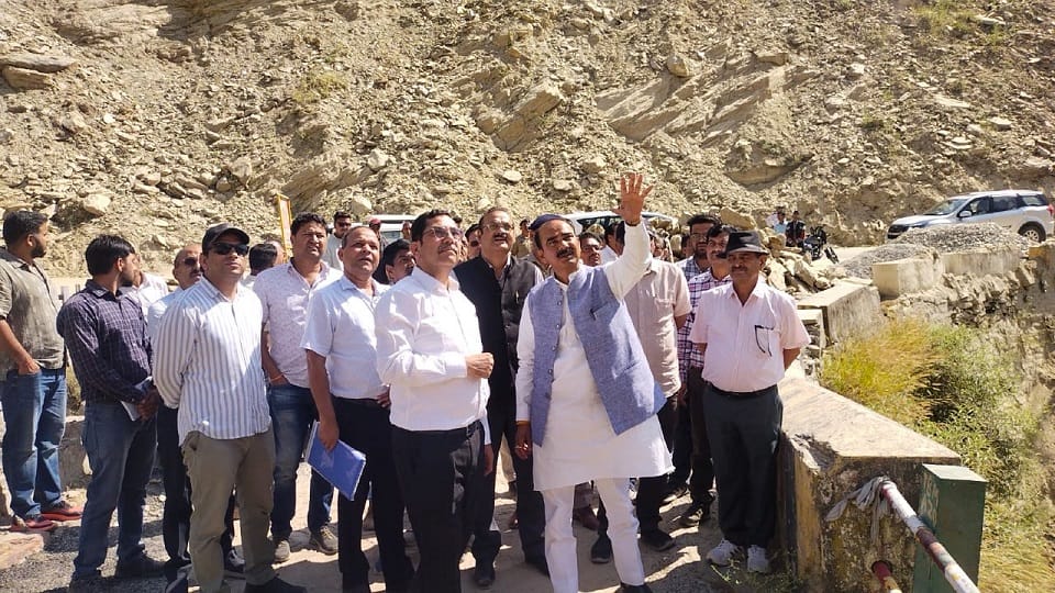 Union Minister Ajay Tamta of State along with NH and THDC officials inspected Qarab Almora