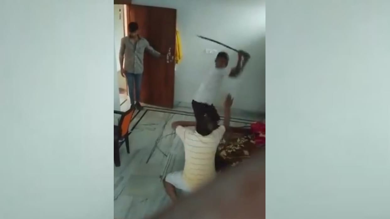 Amethi: People beat an old man for molestation with a minor girl.