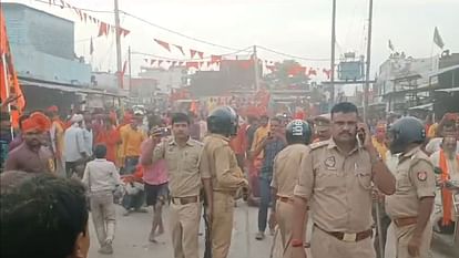 Bahraich Violence: अस्पताल और शोरूम में आगजनी-तोड़फोड़, कई दुकानों और घरों में मचाया तांडव; डंडे लेकर उतरे लोग Bahraich Violence Fire Set at Motorcycle Showroom Violence Erupts Again in Bahraich