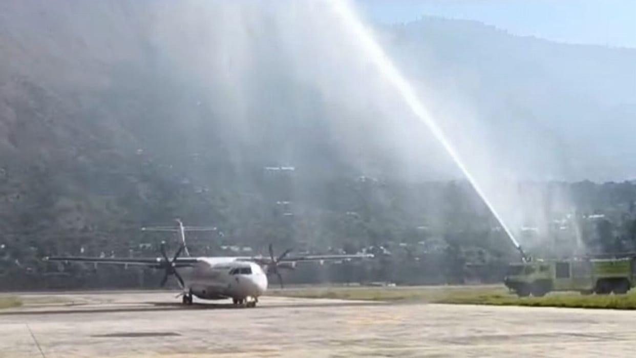 Air service started between Bhuntar-Jaipur, 72 seater aircraft welcomed with water cannon